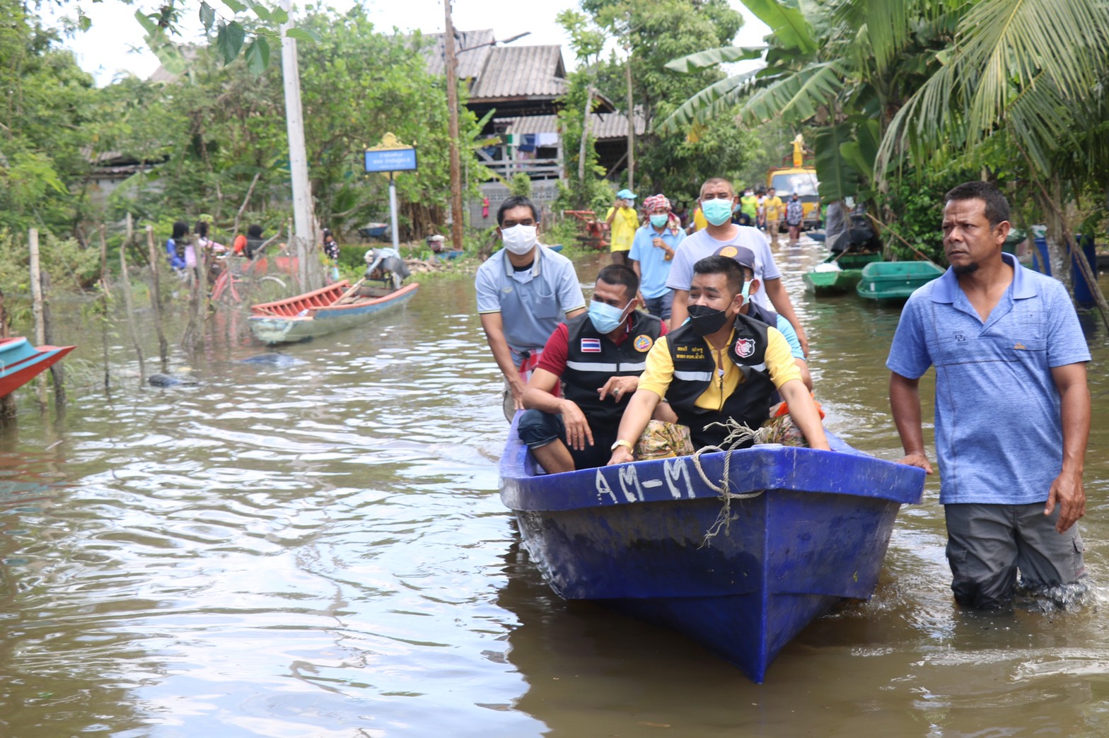 ลงพื้นที่ช่วยเหลือชาวบ้านจากสถานการณ์น้ำท่วมในพื้นที่ตำบลน้ำดำ